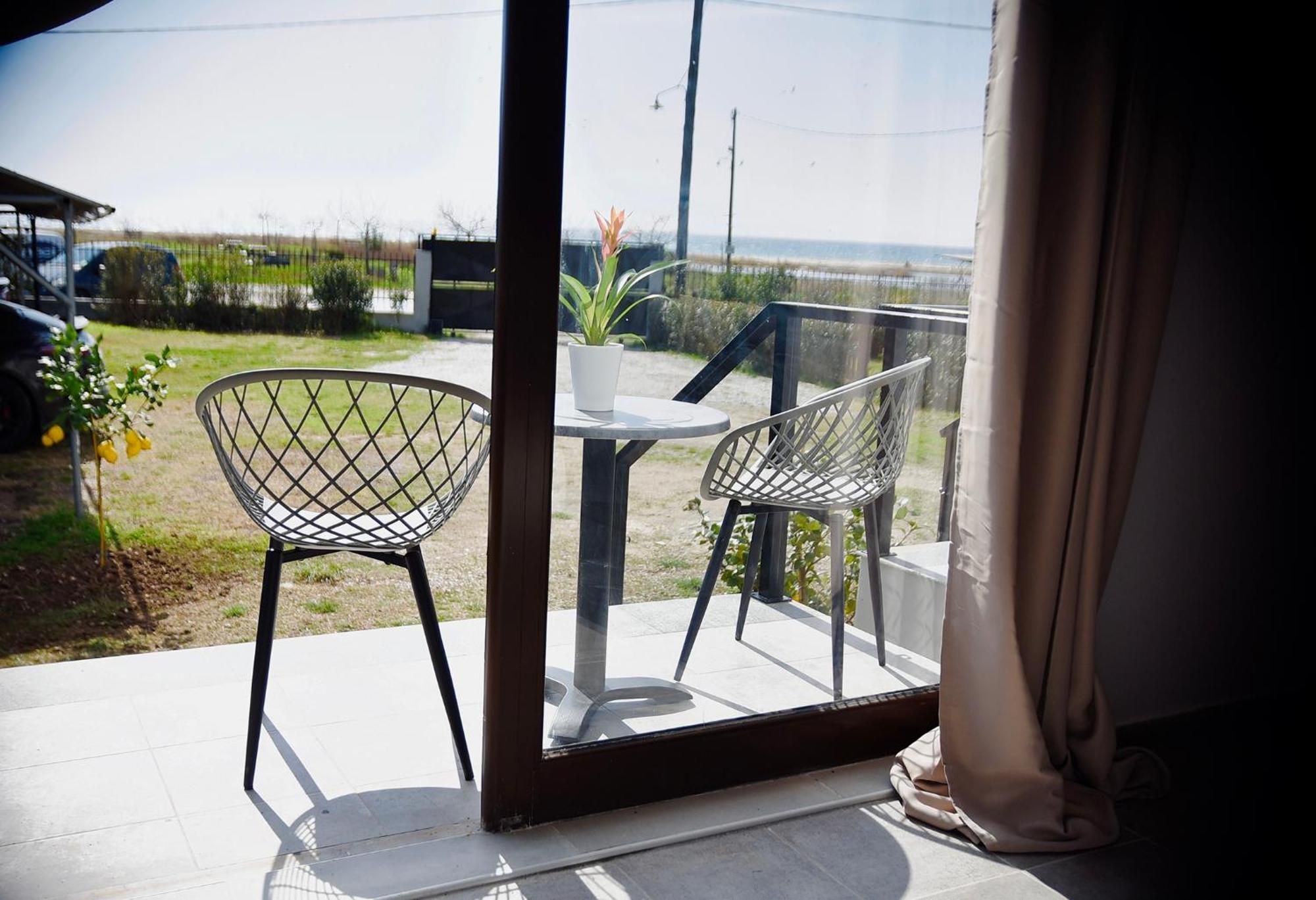 Room Nine 9 Beachfront Apartments Nea Kallikrateia Esterno foto
