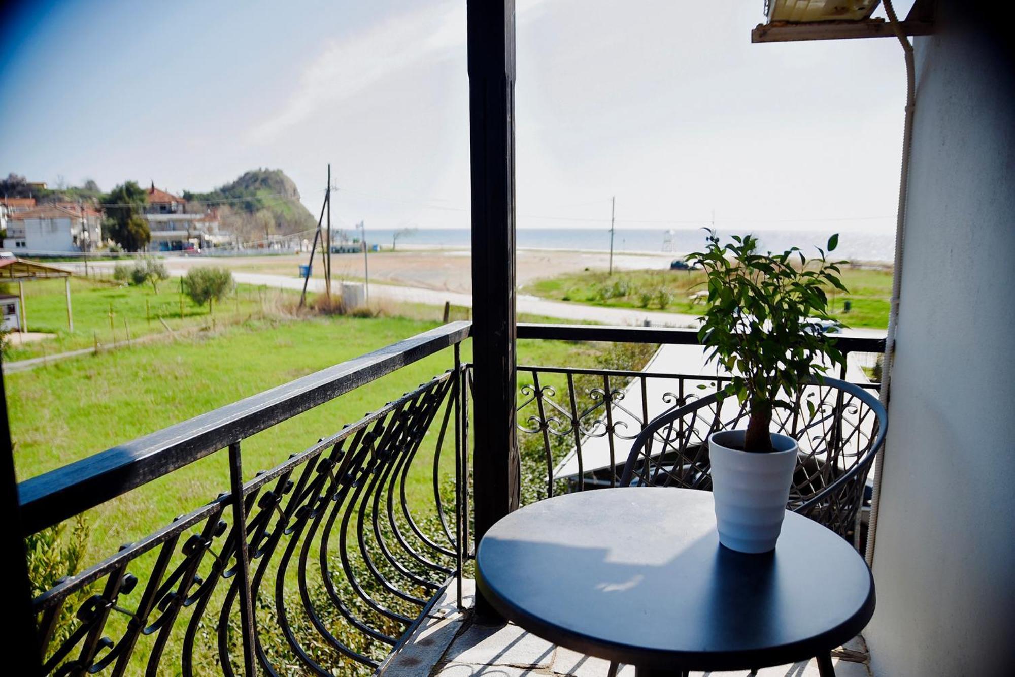 Room Nine 9 Beachfront Apartments Nea Kallikrateia Esterno foto